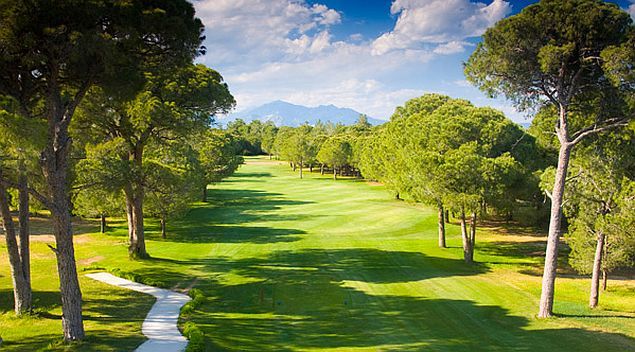 Gloria Golf Fairway mit Bergen Belek