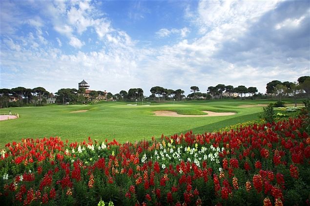 Montgomerie Spielbahn mit Blumen Belek